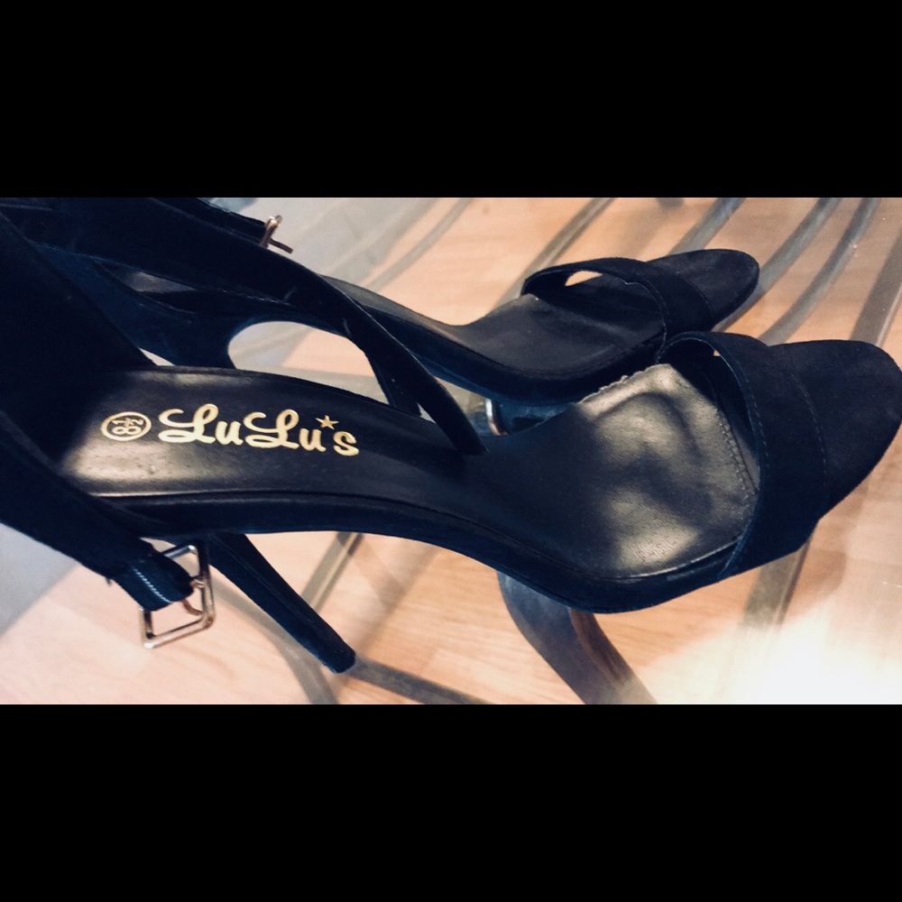 Lulu’s black strap heels! 🌹